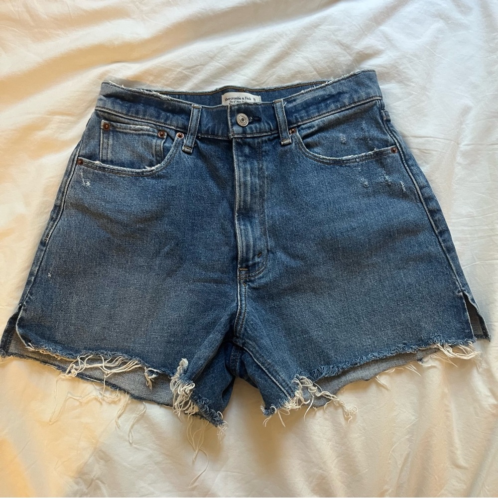 Abercrombie 4” Frayed Curve Love Medium Wash Denim Mom Short High Rise size 6 28
